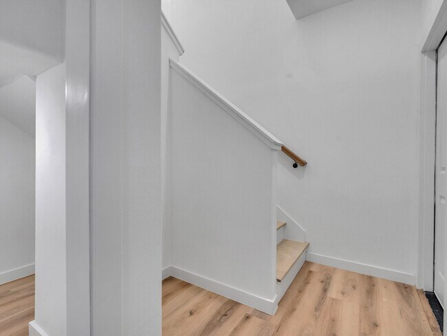 Building Photo - ? 3 Bed / 2.5 Bath Duplex – Spacious & Move-In Ready! ?