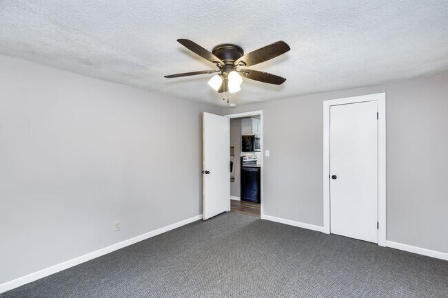 Building Photo - 852 N Belmont Pl