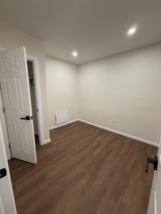 Building Photo - 6-36 Beach 22nd St