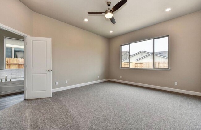 Building Photo - Awesome 3 Bedroom Home for Rent in West Ro...