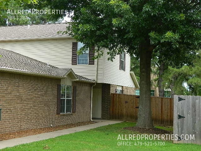 Building Photo - 822 N Daisy Ln