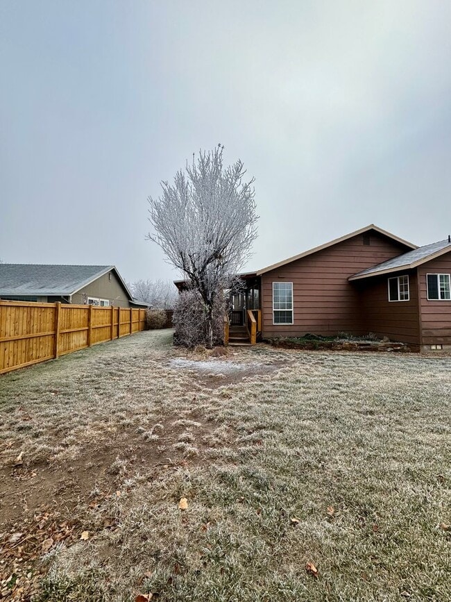 Building Photo - Adorable Home in SW Redmond with Huge Back...