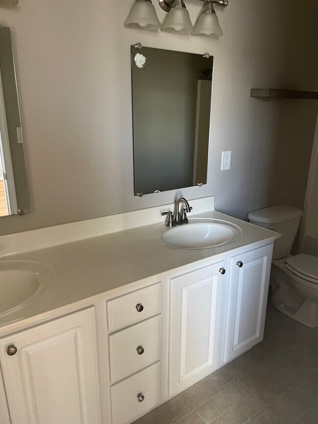 Building Photo - 696 Wyndhurst Dr