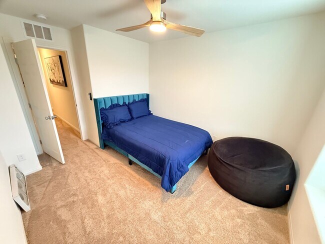 Building Photo - Gated NW community 5Bed