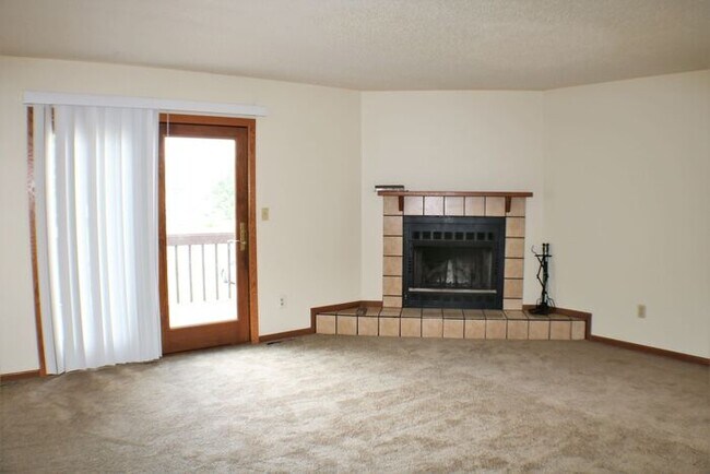 Building Photo - $1,375 | 3 Bedroom, 2.5 Bathroom Town Home...