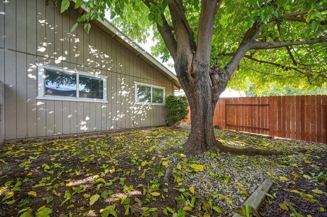 Building Photo - 1720 Kent St