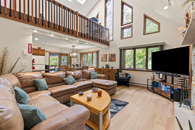 Building Photo - 2174 Lakeview Dr E