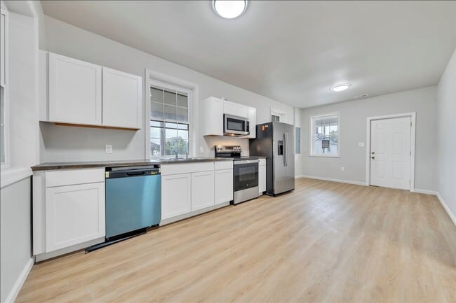 Building Photo - Updated 2 bedroom 1 bath with all new appl...