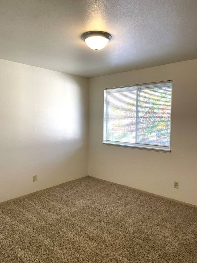 Building Photo - 1 Bedroom 1 Bath Apartment - Second Floor!