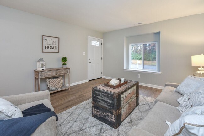 Building Photo - 1423 Goldfinch Ln
