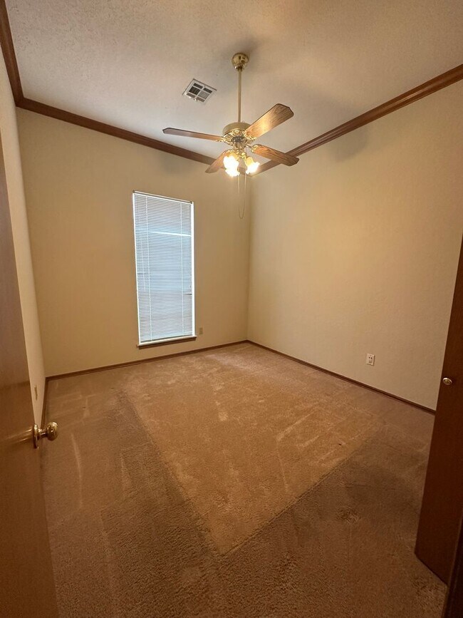 Building Photo - 4 Bed, 2.5 Bath Brick home with 2 car garage