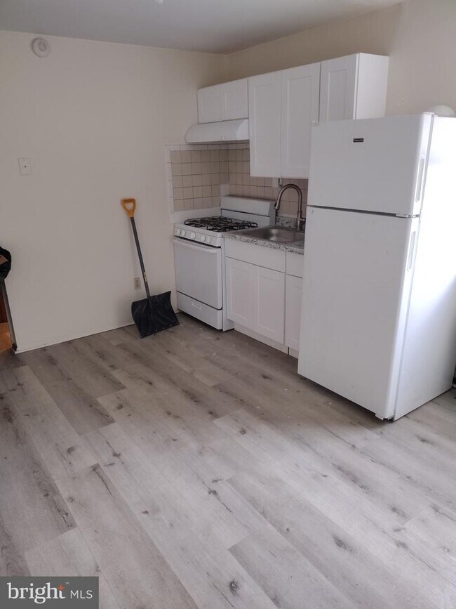 Building Photo - 2029 E Stella St