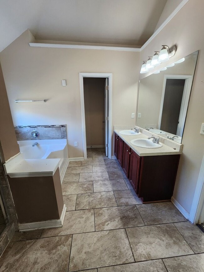 Building Photo - BEAUTIFUL 5 BEDROOM 3 BATHROOM HOUSE FOR RENT