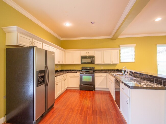 Building Photo - Nice Home with Country Setting!