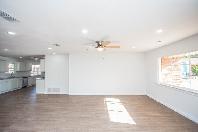 Building Photo - Pre-Leasing for Summer 2026!