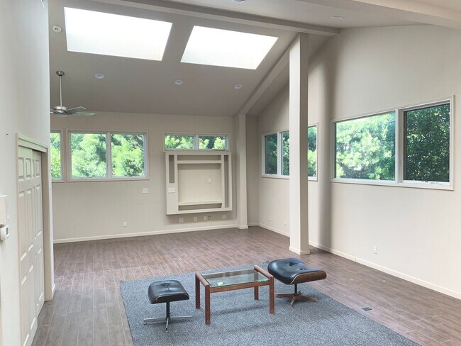 Building Photo - Home-Sweet-Home Vibe in Harper Ave!