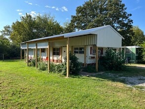 Building Photo - 2 Bedroom/1 Bathroom Trailer in Batesville