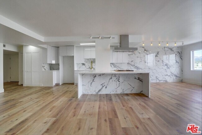 Building Photo - 435 N Oakhurst Dr