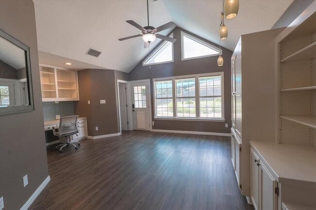 Building Photo - 300 Las Plumas Dr