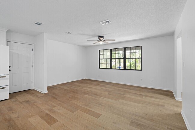 Building Photo - 10115 County Rd 13 N