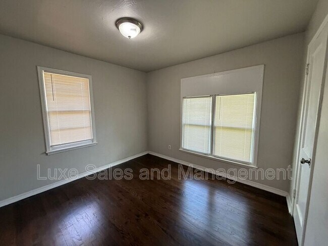 Building Photo - 221 E Kerr Dr