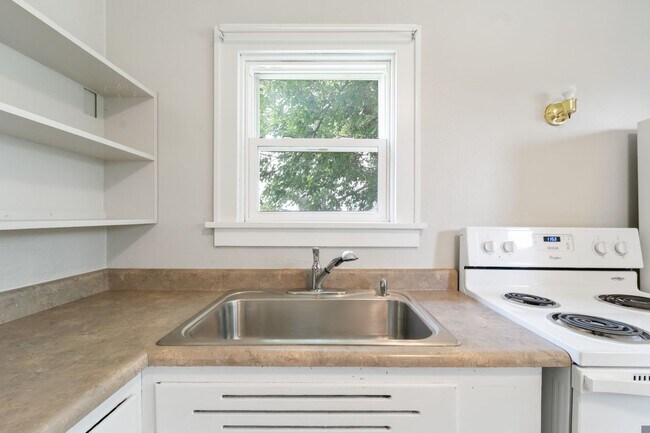 Building Photo - 1021 W 22nd St