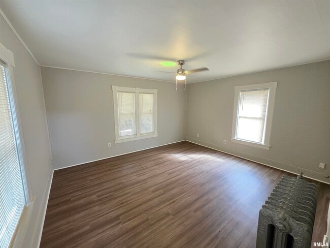 Building Photo - 405 S Main St