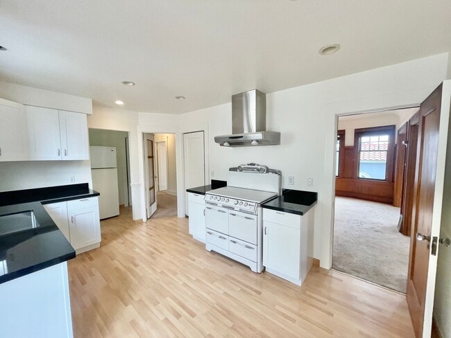 Building Photo - Westwood Park - Stunning 4BR+ / 2 BA Home ...