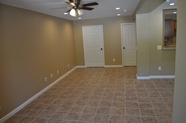 Building Photo - Apartment For Lease!!