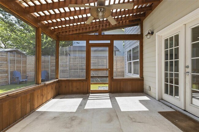 Building Photo - 2610 Hidalgo St