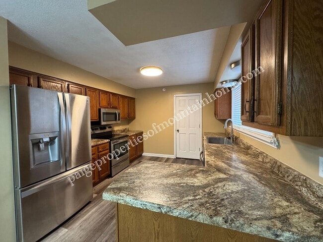 Building Photo - Village Green Home