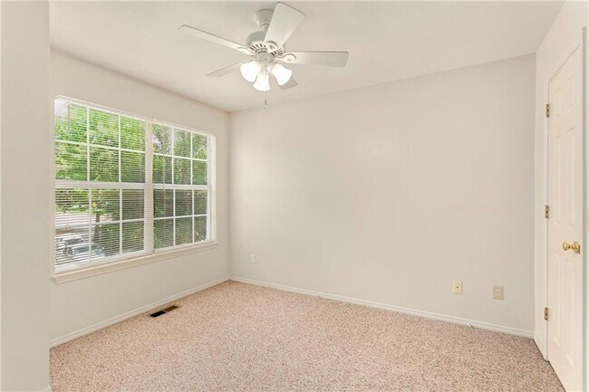 Building Photo - 3 bedroom 2 full bath home