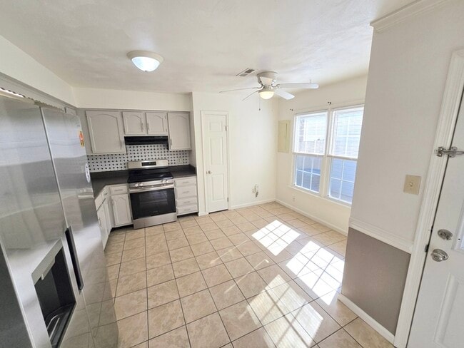 Building Photo - STUNNING TWO STORY 3 BEDROOM/ 2.5 BATH TOW...