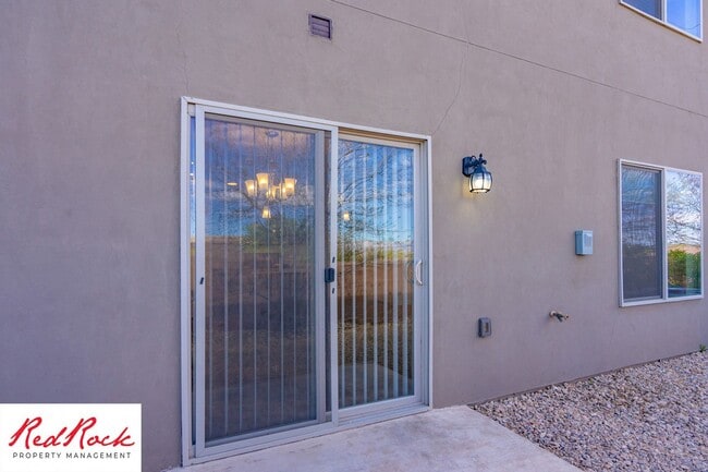 Building Photo - End Unit Fossil Hills Townhome with 3 Beds and 2.5 Baths