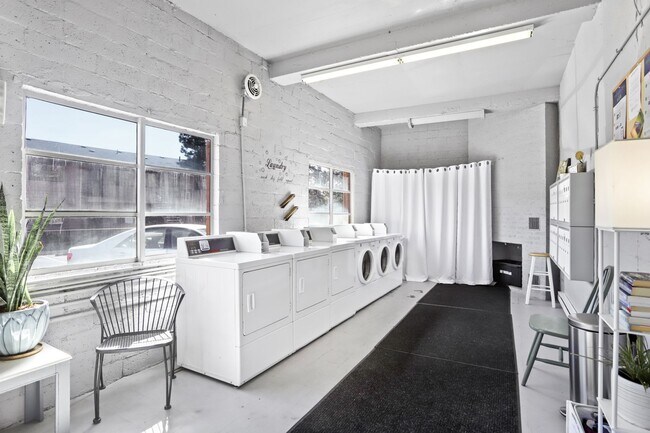 Building Photo - 1 Bed/1 Bath with River Views! Riviera Ridge Apartments