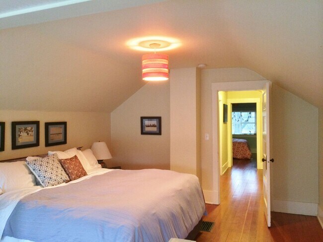 Building Photo - 4bd/2.5ba Seattle House
