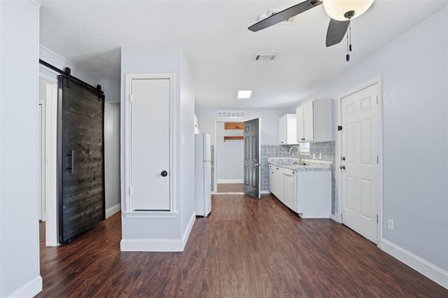 Building Photo - 209 E Lone Star St