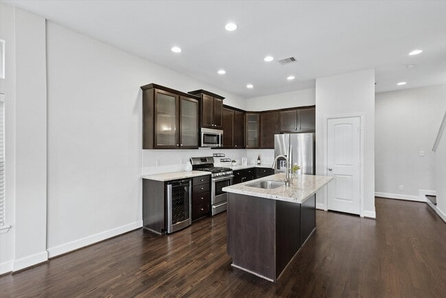 Building Photo - 814 W 26th St