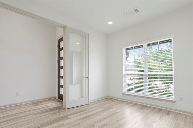 Building Photo - 228 Barton Oak Trl