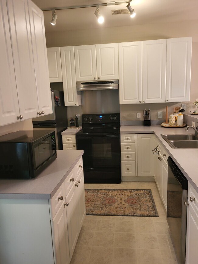 Building Photo - 407 S Elgin Ct