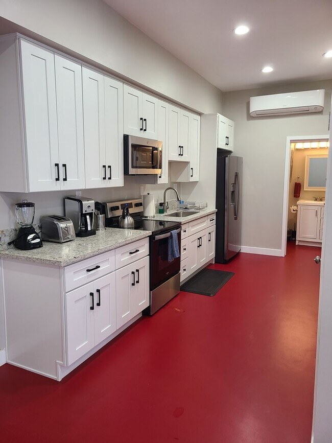 Building Photo - 2 bed 1 bath "fully furnished" monthly ADU rental.