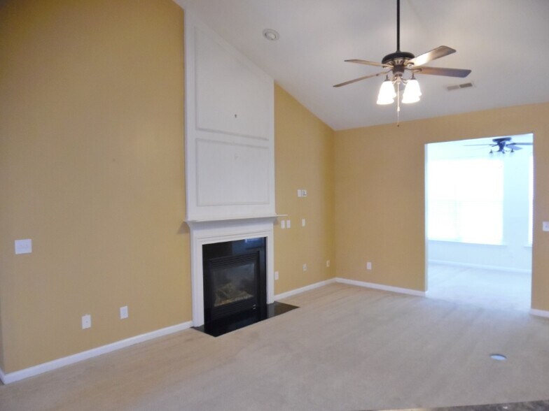 Building Photo - 422 Plamondon Dr