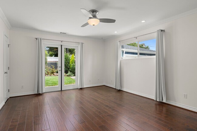 Building Photo - Crown Point 4Bed 3Bath (2 Primary suites) ...