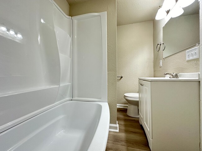 Building Photo - 4 Bedroom Remodeled Home in Chariton