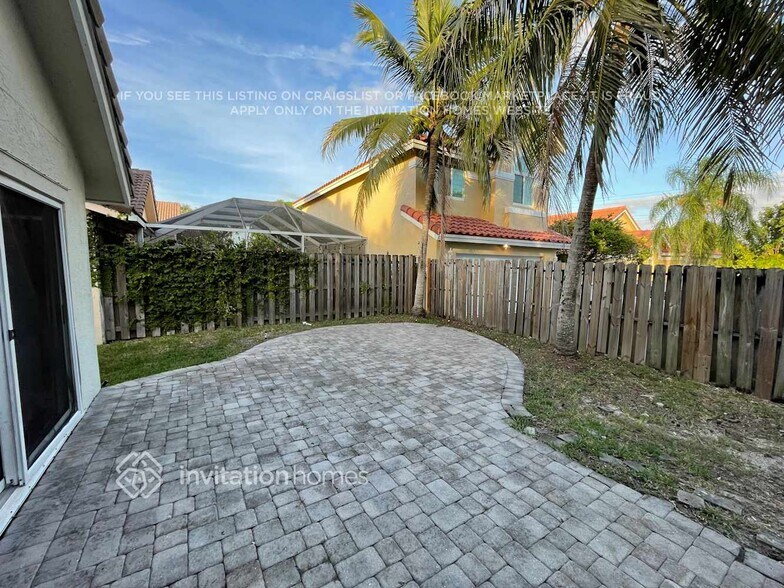 Building Photo - 2880 NW 68th Ln