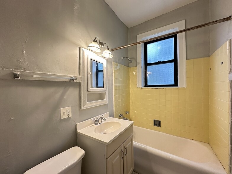 Building Photo - 4349 N Damen Ave
