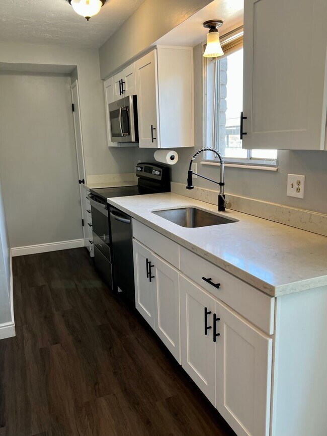 Building Photo - Rare find! Pristine townhome near Trax!