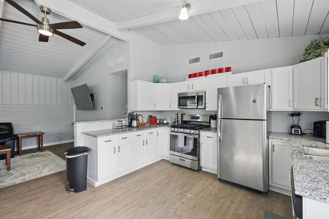Building Photo - 743 Greenhaven Dr
