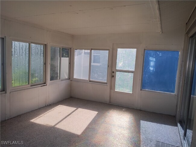 Building Photo - 831 106th Ave N