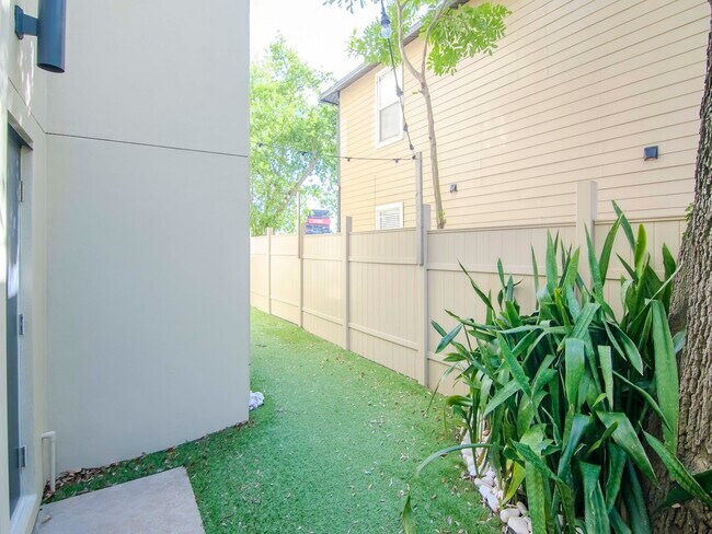 Building Photo - 213 S Moody Ave